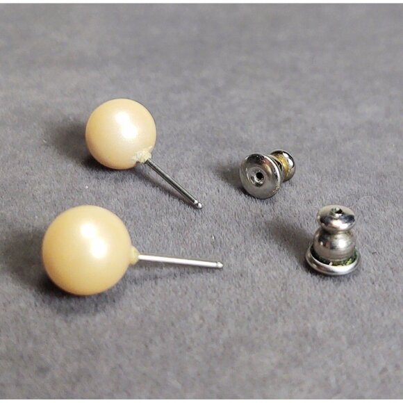 Cultured Pearl Earring Studs 7.7 mm and 14k Yellow Gold Posts, Vintage - Picture 2 of 3